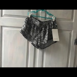 Lulemon sz 8 Hotty Hot Short II 2.5”